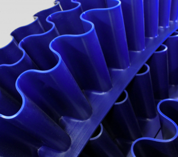 Bordes de contención Compart™ disponibles en color azul oscuro/cobalto